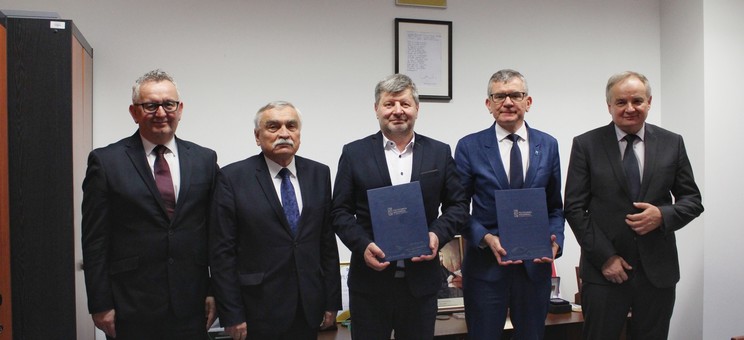 Od lewej: zastępca burmistrza Starego Sącza mgr inż. Kazimierz Gizicki, prof. dr hab. inż. Marek Gosztyła, Rektor Politechniki Rzeszowskiej prof. dr hab. inż. Piotr Koszelnik, burmistrz Starego Sącza mgr. Jacek Lelek, Dziekan Wydziału Budownictwa, In