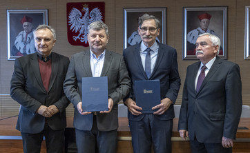 Od lewej: prof. T. Siwowski, prof. P. Koszelnik, mgr inż. arch. A. Sapeta, prof. M. Gosztyła
