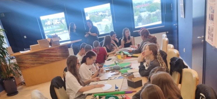 Uczniowie w trakcie prac nad makietami