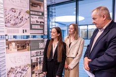 Uczestnicy wystawy prac studenckich, wykonanych w ramach zajęć Projektowanie architektoniczne – usługi II, w tym m.in. prof. dr hab. inż. Lech Lichołai - Dziekan Wydziału Budownictwa, Inżynierii Środowiska i Architektury 