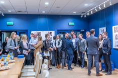 Uczestnicy uroczystego wręczenia dyplomów ukończenia studiów podyplomowych Architektura Wnętrz i Wystawiennictwa /AWiW/ oraz Technologia BIM w projektowaniu i realizacji inwestycji budowlanych /T_BIM/ 