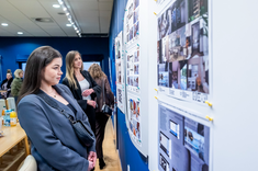 Absolwentki studiów podyplomowych pn. "Architektura Wnętrz i Wystawiennictwa" podczas wystawy wybranych prac projektowych absolwentów tego kierunku