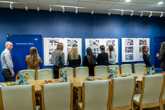 Uczestnicy uroczystego wręczenia dyplomów ukończenia studiów podyplomowych Architektura Wnętrz i Wystawiennictwa /AWiW/ oraz Technologia BIM w projektowaniu i realizacji inwestycji budowlanych /T_BIM/ podczas wystawy wybranych prac projektowych absol