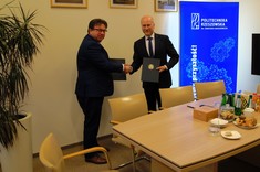 Od lewej: Krzysztof Dobrowolski - wójt Gminy Krasiczyn, prof. dr hab. inż. Jarosław Sęp - Prorektor ds. Rozwoju i Współpracy Politechniki Rzeszowskiej.