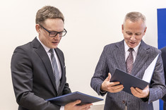 Od lewej: Marcin Tarabuła - wójt Gminy Domaradz, dr hab. inż. Lesław Gniewek, prof. PRz - Prorektor Politechniki Rzeszowskiej ds. nauki.