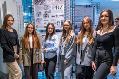 Sześć uczestniczek i autorek prac w ramach wystawy prac studenckich, wykonanych w ramach zajęć Projektowanie architektoniczne – usługi II